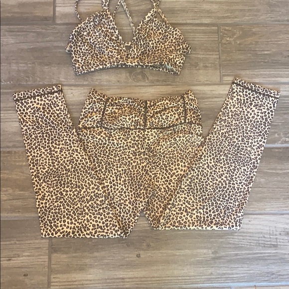 Leaport print crop leggings and matching top - Picture 7 of 9